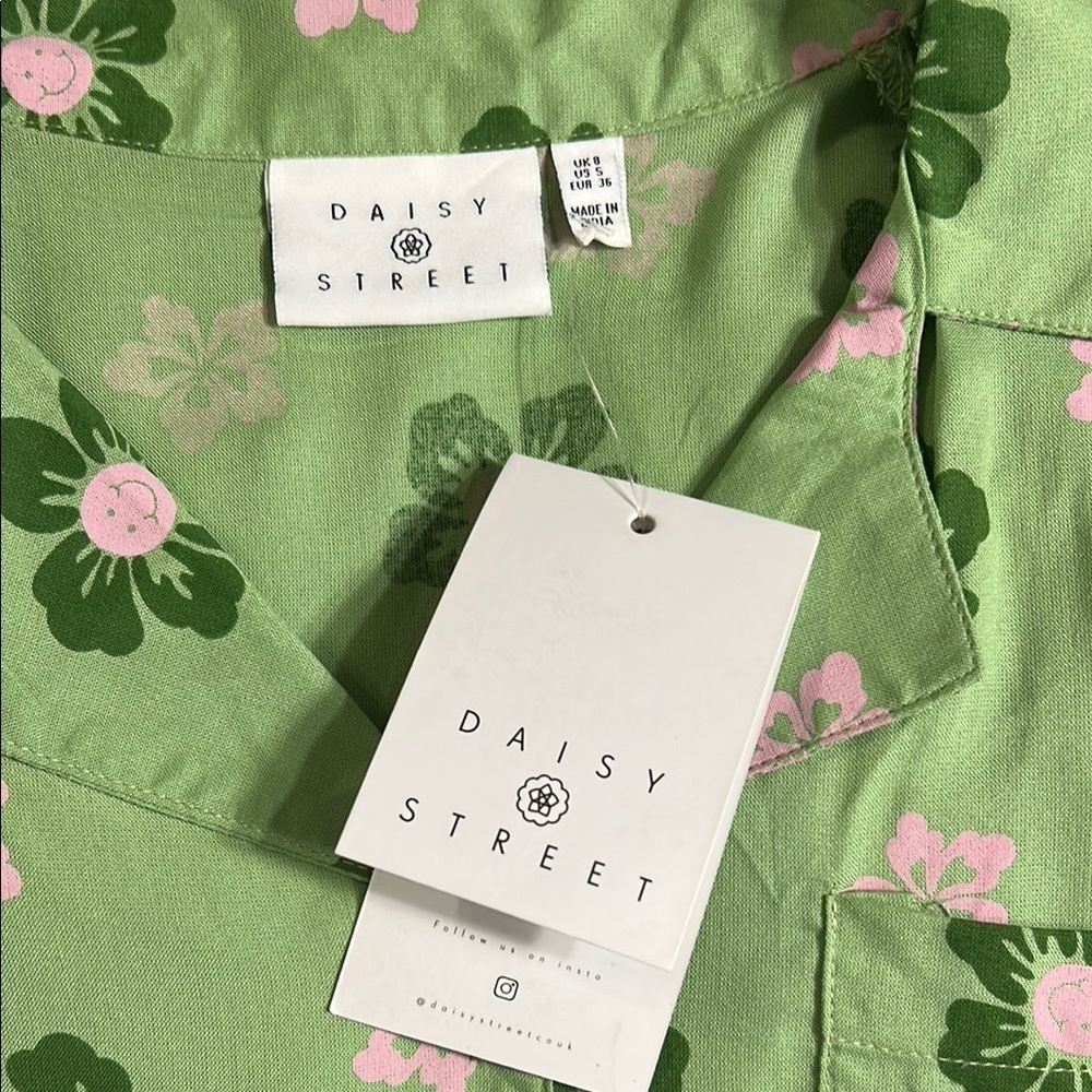 Daisy Street Women’s Green Cropped Shirt - Picture 3 of 6